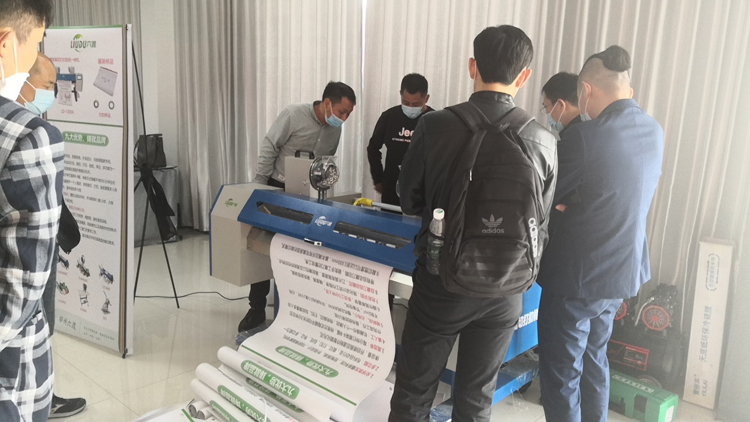 鄭州六渡展架裁切打扣機參觀中