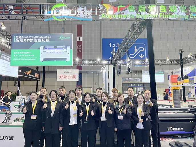 聚焦2025上海廣印展：六渡廣告人機(jī)械手流水線(xiàn)，廣受好評(píng)！